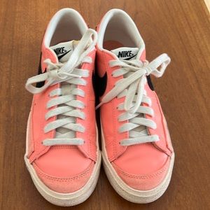 NIKE Atomic Pink Blaze Low 77 Size 6.5 Sneaker shoe